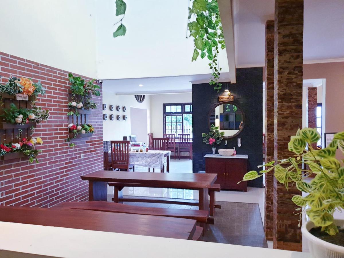 Maple Tree Homestay Maguwo Екстер'єр фото